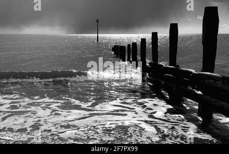 Sonnenlicht und Regenwolken über dem Meer. Stockfoto