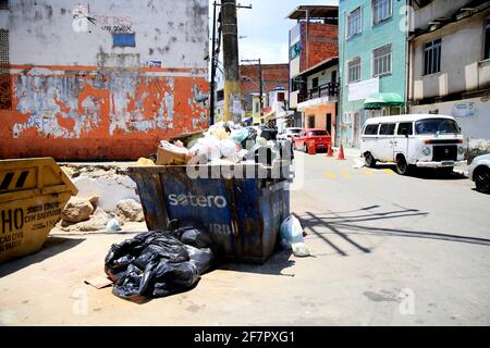 salvador, bahia, brasilien - 14. dezember 2020: Metallkiste für die Müllabfuhr ist auf der Straße in der Stadt Salvador zu sehen. Stockfoto