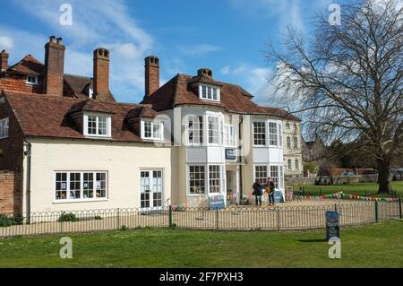 Die Tea Rooms im Bell Tower auf dem North Lawn in der Kathedrale von Salisbury sind in der Nähe. Stockfoto