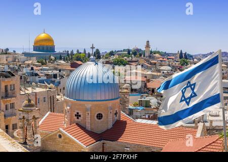 Jerusalem, Israel; 8. April 2021 - eine erhöhte Ansicht der Altstadt von Jerusalem, Israel, zeigt die Kirche unserer Lieben Frau von Leiden und den Felsendom. Stockfoto