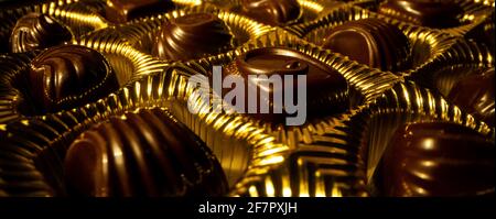 goldene Schachtel mit Schokolade Bonbons. Banner Stockfoto