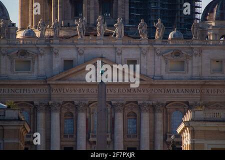 Blick auf das Gebäude der Basilica de San Pietro. Vatikanstadt, Italien Stockfoto