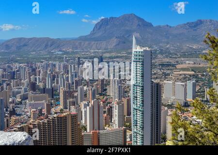 Benidorm. Hochhaus im Hintergrund der Stadt und der Berge Stockfoto