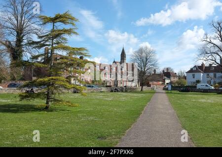 Salisbury Cathedral Blick in Richtung Sarum College. Wiltshire, Großbritannien, April 2021. Stockfoto