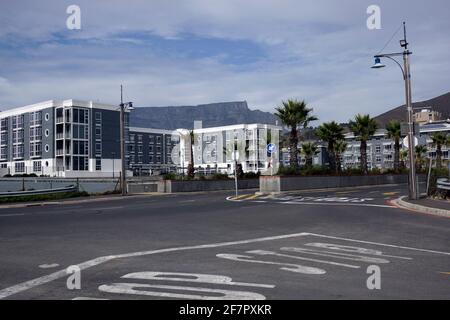 Gebäude an der V&A Waterfront mit Tafelberg im Hintergrund, Kapstadt, Südafrika. Stockfoto
