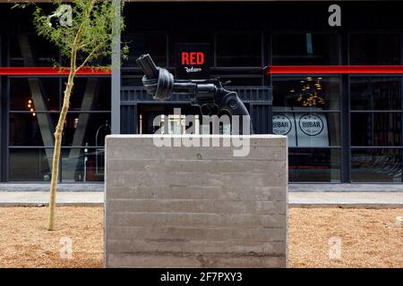 Bronze-Skulptur Non-Violence (The Knotted Gun) von Carl Fredrik Reuterswärd vor dem Radisson RED Hotel, V&A Waterfront, Kapstadt, Südafrika. Stockfoto