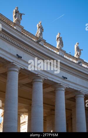 Blick auf die Gebäude der Kolumnata de Bernini. Vatikanstadt, Italien Stockfoto