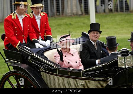 DATEI FOTO: 14. Juni 2005: Die Ankunft Ihrer Majestät der Königin und des Herzogs von Edinburgh am ersten Tag von Royal Ascot in York. Foto: Glyn Kirk/Action Plus.Horse Racing 050614 Royalty Carriage Wave Credit: Action Plus Sports Images/Alamy Live News Stockfoto