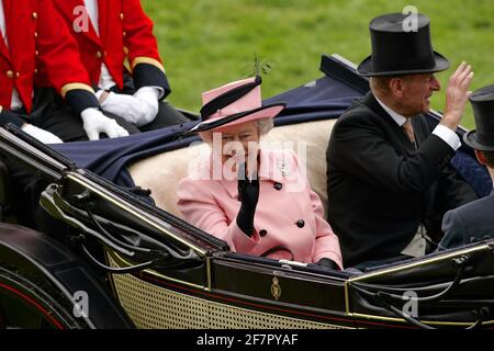 DATEI FOTO: 14. Juni 2005: Die Ankunft Ihrer Majestät der Königin und des Herzogs von Edinburgh am ersten Tag von Royal Ascot in York. Foto: Glyn Kirk/Action Plus.Horse Racing 050614 Royalty Carriage Wave Credit: Action Plus Sports Images/Alamy Live News Stockfoto