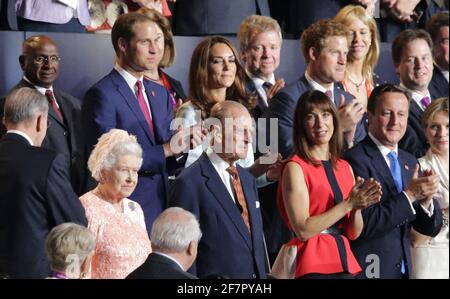 DATEI FOTO: 27.07.2012. London, England. (Erste Reihe) Königin Elizabeth II (2-L) und ihr Ehemann Prinz Philip (3-R), Herzog von Edinburgh und der Präsident des Internationalen Olympischen Komitees Graf Jacques Rogge (L) und der britische Premierminister David Cameron (R) stehen mit seiner Frau Samantha (2-R); (Rückseite) Catherine (C), Herzogin von Cambridge (R) und Prinz William, Herzog von Cambridge (2-L) und der britische Prinz Harry (2-R) auf den Ständen während der Eröffnungszeremonie der Olympischen Spiele in London 2012, London, Großbritannien, 27. Juli 2012. Kredit: Aktion Plus Sport Bilder/Alamy Live Nachrichten Stockfoto