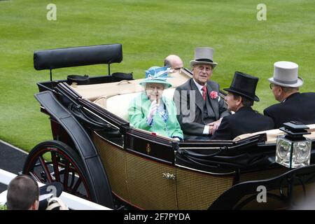 FOTO DER AKTE: 23.06.12 Ascot, Windsor, ENGLAND: . Königin Elizabeth II. Und Prinz Philip, Herzog von Edinburgh, treffen am 23. Juni 2012 in Ascot, England, zum 5. Tag beim Royal Ascot Festival auf der Rennbahn Ascot ein. Kredit: Aktion Plus Sport Bilder/Alamy Live Nachrichten Stockfoto