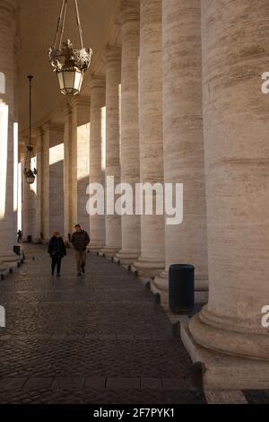 Blick auf die Gebäude der Kolumnata de Bernini. Vatikanstadt, Italien Stockfoto