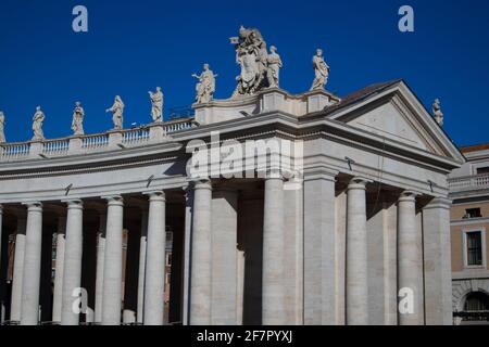 Blick auf die Gebäude der Kolumnata de Bernini. Vatikanstadt, Italien Stockfoto