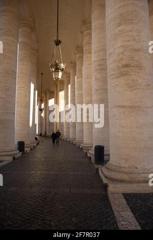 Blick auf die Gebäude der Kolumnata de Bernini. Vatikanstadt, Italien Stockfoto