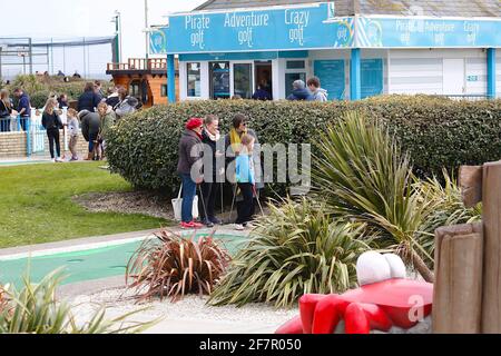 Hastings, East Sussex, Großbritannien. 09 April 2021. UK Wetter: Sonnige Intervalle an der Strandpromenade von Hastings, die sehr voll mit Familien ist. Viele Leute spielen verrücktes Golf. Foto-Kredit: Paul Lawrenson /Alamy Live Nachrichten Stockfoto