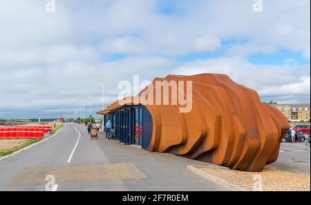 East Beach Cafe an der Promenade in Littlehampton, West Sussex, England. Entworfen von Thomas Heatherwick, um Treibholz zu ähneln. Stockfoto