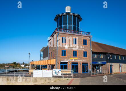 Harbor Lights Cafe, ein Restaurant und Café im Look & Sea Heritage Exhibition Centre am Fluss Arun in Littlehampton, West Sussex, England, Großbritannien. Stockfoto