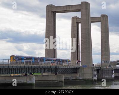 Elmley, Kent, Großbritannien. April 2021. Einige Szenen aus ITVs neuem Drama „Too Close“, das am Montag 21:00 Uhr gezeigt wird, wurden um die Kingsferry Bridge gedreht, die die Insel Sheppey mit dem Festland von Kent verbindet. Ein dramatischer Stunt, bei dem ein Auto von der Brücke stürzt, kostet £100,000 mit einem Stunt-Team, das an James Bond gearbeitet hat. Im Bild: Kingsferry Bridge. Kredit: James Bell/Alamy Live Nachrichten Stockfoto