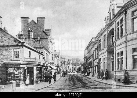 Archivfoto aus dem frühen 20. Jahrhundert, das Geschäfte und den Verkehr zeigt Dale Road eine Straße in Matlock Derbyshire England Stockfoto