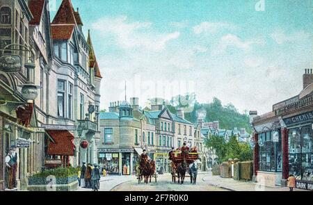 Archivfoto aus dem frühen 20. Jahrhundert, das Geschäfte und den Verkehr zeigt Dale Road eine Straße in Matlock Derbyshire England Stockfoto