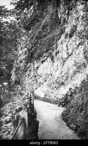 Schwarz-Weiß-Archivfoto von Pic Tor in Matlock Bath ein Dorf im Derbyshire Peak District England, das Anfang des 20. Jahrhunderts aufgenommen wurde. Stockfoto