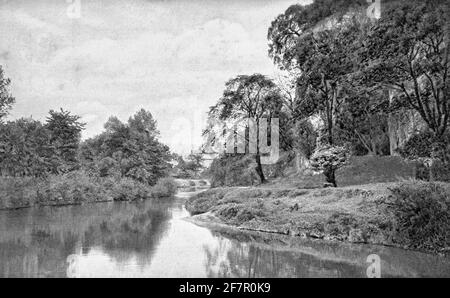 Schwarz-Weiß-Archivfoto des Flusses Derwent und Pic Tor Matlock Bath ein Dorf im Derbyshire Peak District England im 19. Jahrhundert. Stockfoto