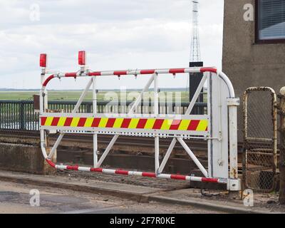 Elmley, Kent, Großbritannien. April 2021. Einige Szenen aus ITVs neuem Drama „Too Close“, das am Montag 21:00 Uhr gezeigt wird, wurden um die Kingsferry Bridge gedreht, die die Insel Sheppey mit dem Festland von Kent verbindet. Ein Stunt, bei dem ein Auto von der Brücke abstürzt, kostet £100,000 mit einem Stunt-Team, das an James Bond gearbeitet hat. Bild: Eine der Barrieren der Kingsferry Bridge, durch die das Auto stürzt. Kredit: James Bell/Alamy Live Nachrichten Stockfoto