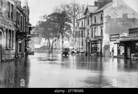 Archivfoto in Schwarzweiß, aufgenommen Anfang des 20. Jahrhunderts, das Überschwemmungen im Zentrum von Matlock, einer Stadt im Derbyshire Peak District England, zeigt. Stockfoto