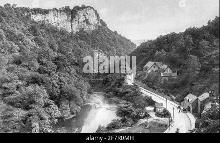 Schwarz-Weiß-Archivfoto des Flusses Derwent und High Tor in Matlock Bath ein Dorf im Derbyshire Peak District England, das Anfang des 20. Jahrhunderts aufgenommen wurde. Stockfoto