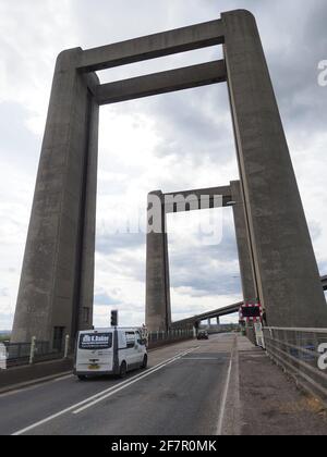 Elmley, Kent, Großbritannien. April 2021. Einige Szenen aus ITVs neuem Drama „Too Close“, das am Montag 21:00 Uhr gezeigt wird, wurden um die Kingsferry Bridge gedreht, die die Insel Sheppey mit dem Festland von Kent verbindet. Ein Stunt, bei dem ein Auto von der Brücke abstürzt, kostet £100,000 mit einem Stunt-Team, das an James Bond gearbeitet hat. Im Bild: Kingsferry Bridge. Kredit: James Bell/Alamy Live Nachrichten Stockfoto