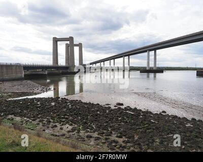 Elmley, Kent, Großbritannien. April 2021. Einige Szenen aus ITVs neuem Drama „Too Close“, das am Montag 21:00 Uhr gezeigt wird, wurden um die Kingsferry Bridge gedreht, die die Insel Sheppey mit dem Festland von Kent verbindet. Ein Stunt, bei dem ein Auto von der Brücke abstürzt, kostet £100,000 mit einem Stunt-Team, das an James Bond gearbeitet hat. Im Bild: Kingsferry Bridge. Kredit: James Bell/Alamy Live Nachrichten Stockfoto