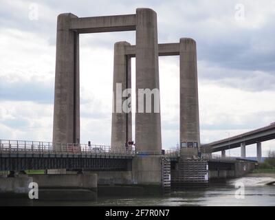 Elmley, Kent, Großbritannien. April 2021. Einige Szenen aus ITVs neuem Drama „Too Close“, das am Montag 21:00 Uhr gezeigt wird, wurden um die Kingsferry Bridge gedreht, die die Insel Sheppey mit dem Festland von Kent verbindet. Ein Stunt, bei dem ein Auto von der Brücke abstürzt, kostet £100,000 mit einem Stunt-Team, das an James Bond gearbeitet hat. Im Bild: Kingsferry Bridge. Kredit: James Bell/Alamy Live Nachrichten Stockfoto