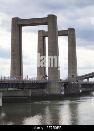 Elmley, Kent, Großbritannien. April 2021. Einige Szenen aus ITVs neuem Drama „Too Close“, das am Montag 21:00 Uhr gezeigt wird, wurden um die Kingsferry Bridge gedreht, die die Insel Sheppey mit dem Festland von Kent verbindet. Ein Stunt mit einem Auto, das die Brücke stürmt, kostete £100,000 mit einem Stunt-Team, das an James Bond gearbeitet hat. Im Bild: Kingsferry Bridge. Kredit: James Bell/Alamy Live Nachrichten Stockfoto