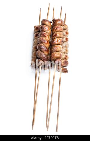 Gegrillte Spiralwurst auf Holzstab isoliert auf weiß Stockfoto