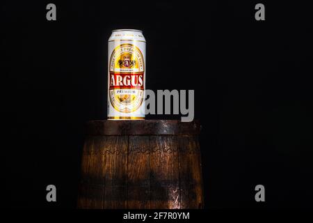 Dose Argus Bier auf Bierfass mit dunklem Hintergrund. Illustrative redaktionelle Aufnahme Bukarest, Rumänien, 2021 Stockfoto