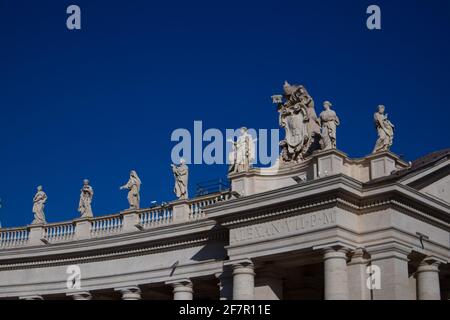 Blick auf die Gebäude der Kolumnata de Bernini. Vatikanstadt, Italien Stockfoto