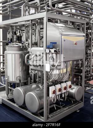 Röhrenförmiger, aseptischer UHT-Pasteurisator mit Vakuumentlüfter. Lebensmittelindustrie Stockfoto