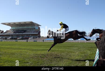 Espoir De Romay wird von Jockey David Bass geritten, um während der Verfolgungsjagd von Betway Mildmay Novizen beim Ladies Day des Randox Health Grand National Festival 2021 auf der Aintree Racecourse, Liverpool, einen Zaun zu räumen. Bilddatum: Freitag, 9. April 2021. Stockfoto