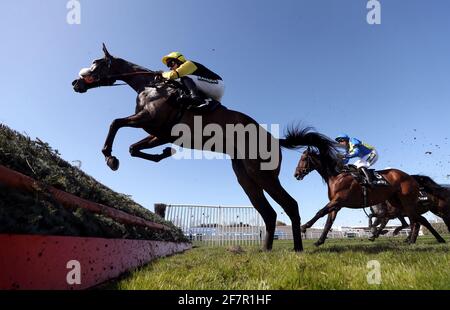 Espoir De Romay wird von Jockey David Bass geritten, um während der Verfolgungsjagd von Betway Mildmay Novizen beim Ladies Day des Randox Health Grand National Festival 2021 auf der Aintree Racecourse, Liverpool, einen Zaun zu räumen. Bilddatum: Freitag, 9. April 2021. Stockfoto