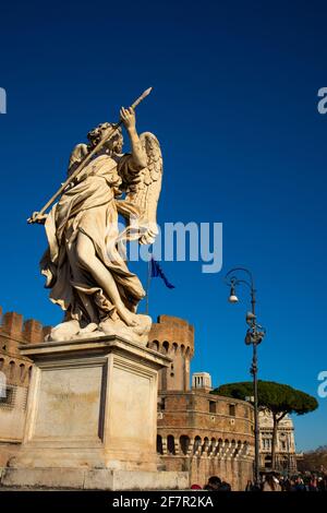 Engelskulptur der Brücke Ponte de Sant'Angelo, Roma, Italien Stockfoto