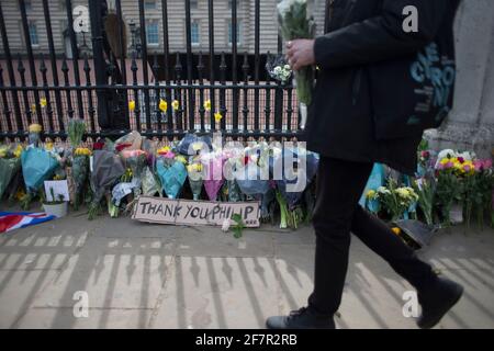 LONDON, GROSSBRITANNIEN. 9. APRIL 2021: Ein Mann geht am Buckingham Palace nach der Todesmeldung von Prinz Philip, London, am Freitag, den 9. April 2021. (Kredit: Federico Maranesi) Kredit: Federico Guerra Morán/Alamy Live News Stockfoto