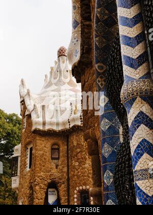 Seitenansicht der Porter's Lodge und Residenz (Casa del Guarda) im Parc Güell, Barcelona, Katalonien, Spanien, Europa. Die Gebäude wurden entworfen und gebaut Stockfoto