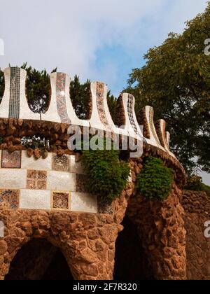 Grotte unter der Terrasse mit Mosaikfliesen an einer der Zwillingstufen des Dragon Stariway im Parc Güell, Barcelona, Katalonien, Spanien Stockfoto