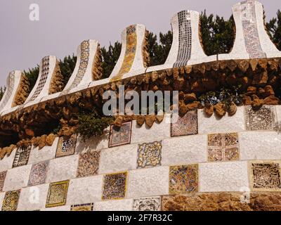 Terrasse mit Mosaik-gefliester Fassade an einer der beiden Stufen des Dragon Stariway im Parc Güell, Barcelona, Katalonien, Spanien Stockfoto