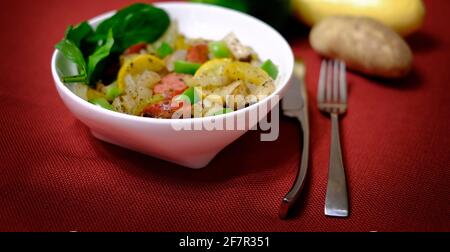 Wurstabendessen in einer Schüssel Silberwaren herzhafte Speisepapripper und Potatos Stockfoto