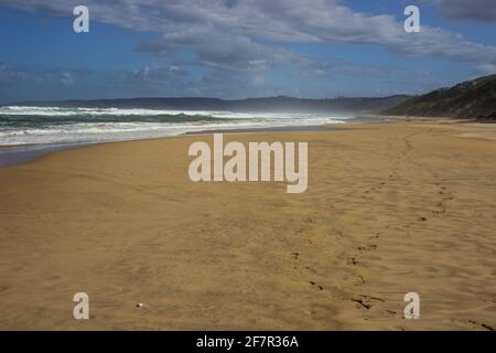 Zwei Paar Fußabdrücke, am späten Morgen, an einem einsamen Sandstrand in der Stadt Wilderness, an der Südküste Südafrikas Stockfoto