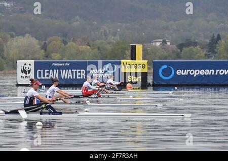 Varese, Italien. April 2021. Die Start Leichtgewicht-Einzelskulls der Frauen während der European Rowing Championships 2021, Canoying in Varese, Italien, April 09 2021 Quelle: Independent Photo Agency/Alamy Live News Stockfoto