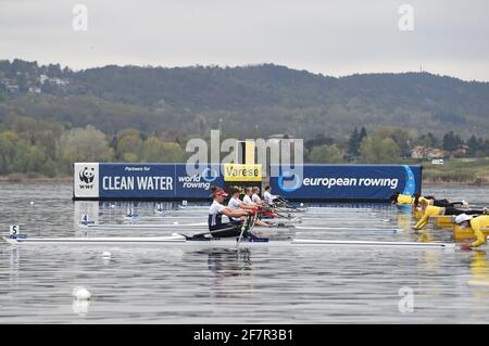 Varese, Italien. April 2021. Die Start Leichtgewicht-Einzelskulls der Frauen während der European Rowing Championships 2021, Canoying in Varese, Italien, April 09 2021 Quelle: Independent Photo Agency/Alamy Live News Stockfoto