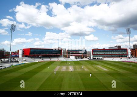 Emirates Old Trafford, Manchester, Lancashire, England. 9. April 2021: ; English County Cricket, Lancashire versus Sussex; kalter blauer Himmel und leere Sitze im Old Trafford am 2. Tag der Meisterschaft gegen Sussex Credit: Action Plus Sports Images/Alamy Live News Stockfoto