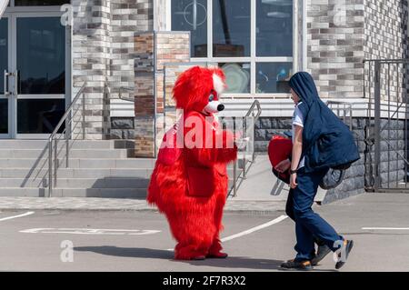 Krasnodar, Russland - April 7 2021: Mann Promoter Männlich In Kostüm Verteilt Flyer. Marionetten, Die Werbeartikel Anbieten Stockfoto